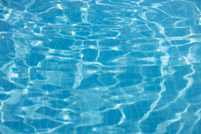 Eau douce et limpide d'une piscine traitée au sel