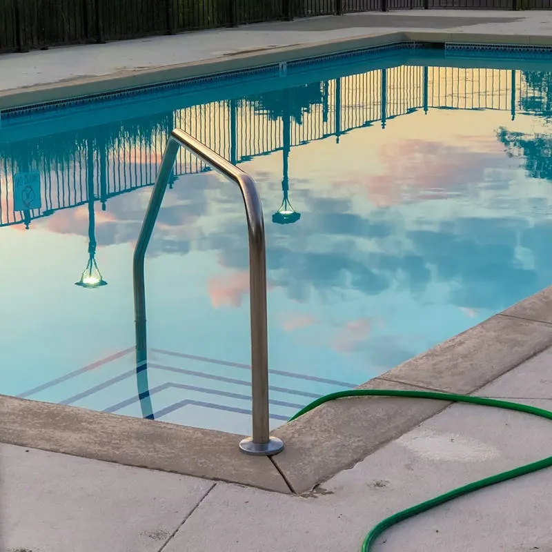 Piscine avec eau claire et limpide après bon traitement