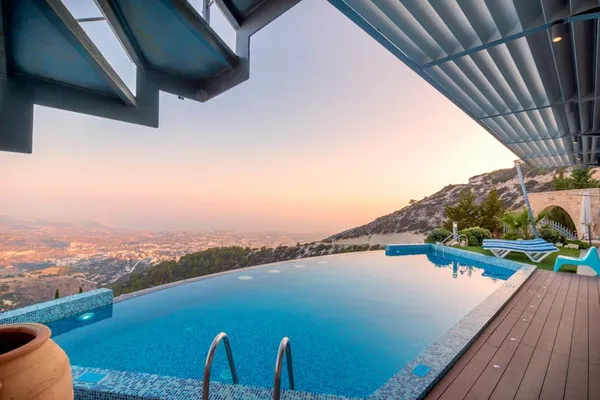 Piscine résidentielle avec maison en arrière-plan