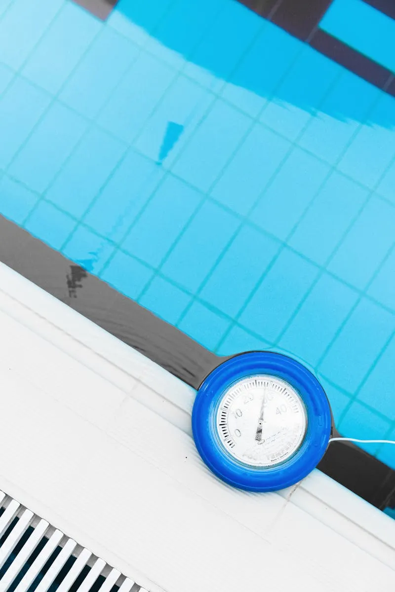 Cadran de mesure au bord d'une piscine